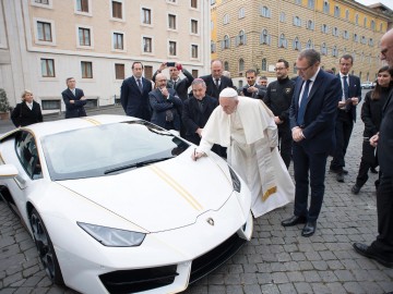 Papieskie Lamborghini na aukcji